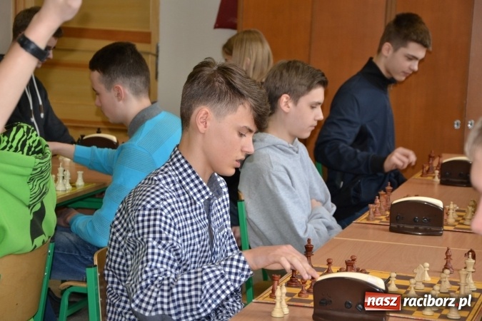 Zdjęcie w galerii na portalu naszraciborz.pl: Gimnazjum nr 2 i ZSO Tworków zwycięzcami rejonowych zawodów szachowych wiadomości z regionu