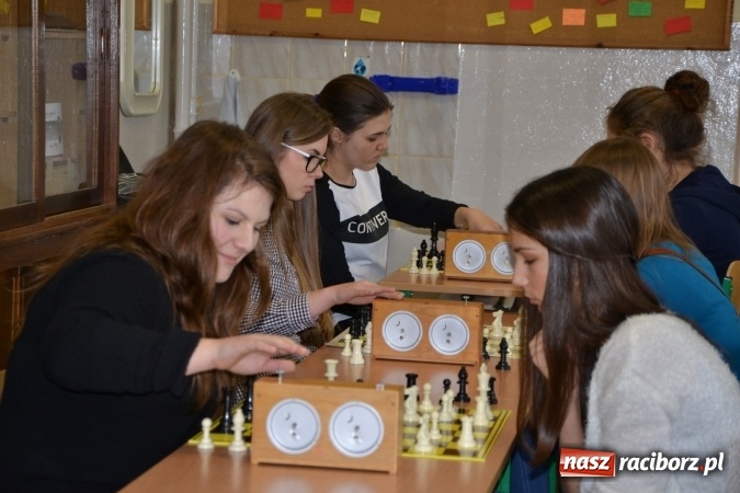 Zdjęcie w galerii na portalu naszraciborz.pl: Gimnazjum nr 2 i ZSO Tworków zwycięzcami rejonowych zawodów szachowych wiadomości z regionu