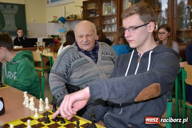 Zdjęcie w galerii na portalu naszraciborz.pl: Gimnazjum nr 2 i ZSO Tworków zwycięzcami rejonowych zawodów szachowych wiadomości z regionu