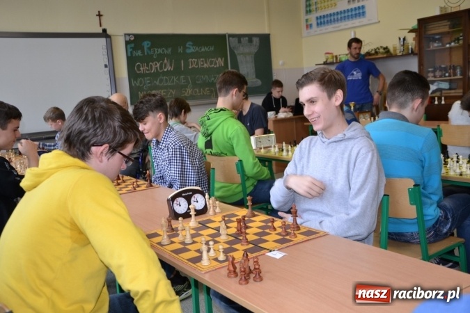 Zdjęcie w galerii na portalu naszraciborz.pl: Gimnazjum nr 2 i ZSO Tworków zwycięzcami rejonowych zawodów szachowych wiadomości z regionu