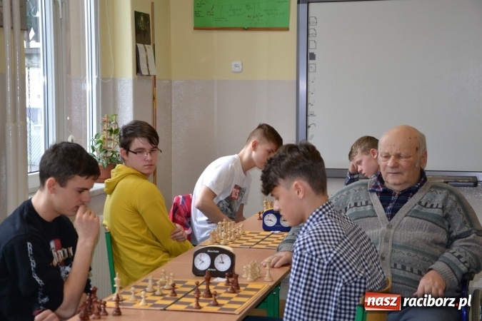 Zdjęcie w galerii na portalu naszraciborz.pl: Gimnazjum nr 2 i ZSO Tworków zwycięzcami rejonowych zawodów szachowych wiadomości z regionu