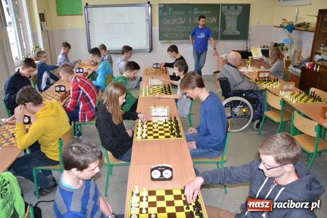 Zdjęcie w galerii na portalu naszraciborz.pl: Gimnazjum nr 2 i ZSO Tworków zwycięzcami rejonowych zawodów szachowych wiadomości z regionu