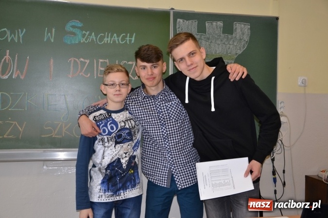 Zdjęcie w galerii na portalu naszraciborz.pl: Gimnazjum nr 2 i ZSO Tworków zwycięzcami rejonowych zawodów szachowych wiadomości z regionu
