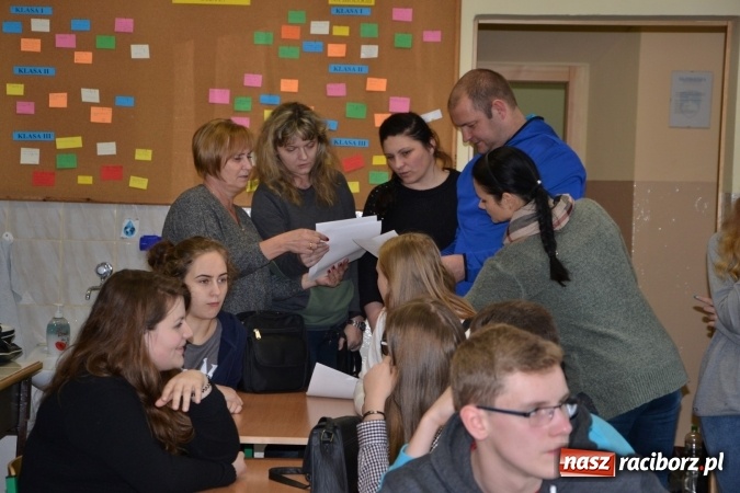 Zdjęcie w galerii na portalu naszraciborz.pl: Gimnazjum nr 2 i ZSO Tworków zwycięzcami rejonowych zawodów szachowych wiadomości z regionu