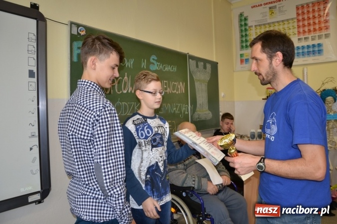 Zdjęcie w galerii na portalu naszraciborz.pl: Gimnazjum nr 2 i ZSO Tworków zwycięzcami rejonowych zawodów szachowych wiadomości z regionu