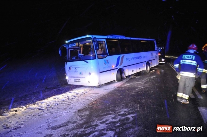 Zdjęcie w galerii na portalu naszraciborz.pl: Zderzenie dwóch ciężarówek na DK 45. Autobus nad skarpą FOTO I WIDEO wiadomości z regionu