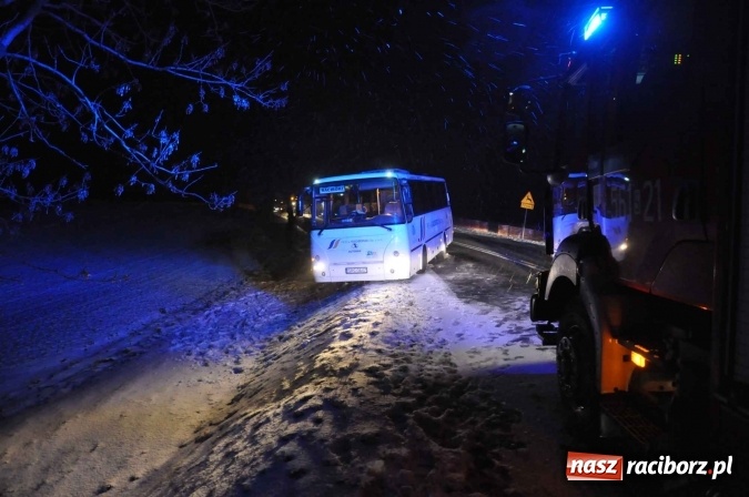 Zdjęcie w galerii na portalu naszraciborz.pl: Zderzenie dwóch ciężarówek na DK 45. Autobus nad skarpą FOTO I WIDEO wiadomości z regionu