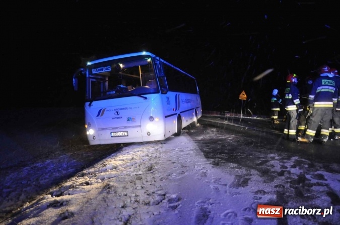 Zdjęcie w galerii na portalu naszraciborz.pl: Zderzenie dwóch ciężarówek na DK 45. Autobus nad skarpą FOTO I WIDEO wiadomości z regionu