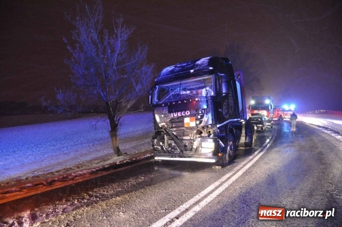 Zdjęcie w galerii na portalu naszraciborz.pl: Zderzenie dwóch ciężarówek na DK 45. Autobus nad skarpą FOTO I WIDEO wiadomości z regionu