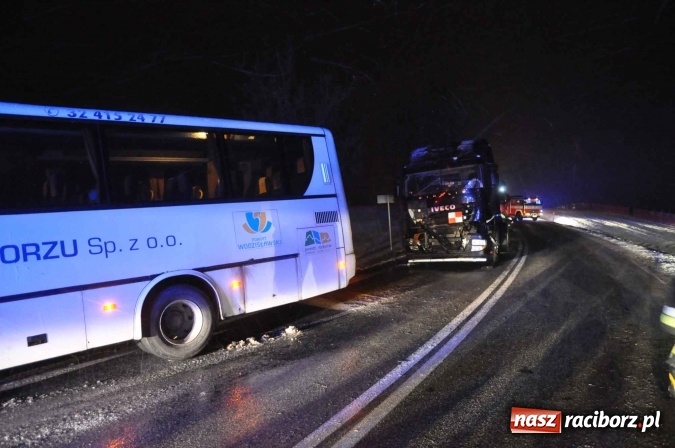 Zdjęcie w galerii na portalu naszraciborz.pl: Zderzenie dwóch ciężarówek na DK 45. Autobus nad skarpą FOTO I WIDEO wiadomości z regionu