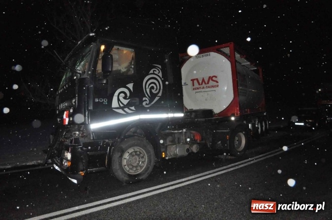 Zdjęcie w galerii na portalu naszraciborz.pl: Zderzenie dwóch ciężarówek na DK 45. Autobus nad skarpą FOTO I WIDEO wiadomości z regionu