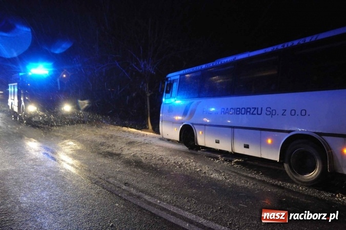 Zdjęcie w galerii na portalu naszraciborz.pl: Zderzenie dwóch ciężarówek na DK 45. Autobus nad skarpą FOTO I WIDEO wiadomości z regionu