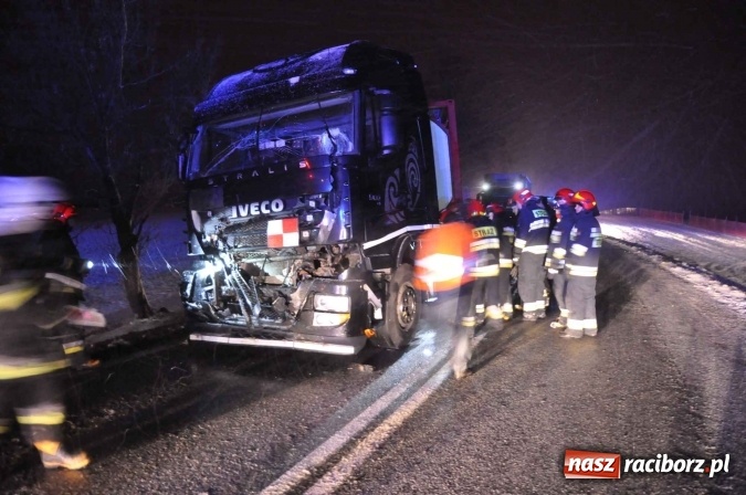 Zdjęcie w galerii na portalu naszraciborz.pl: Zderzenie dwóch ciężarówek na DK 45. Autobus nad skarpą FOTO I WIDEO wiadomości z regionu