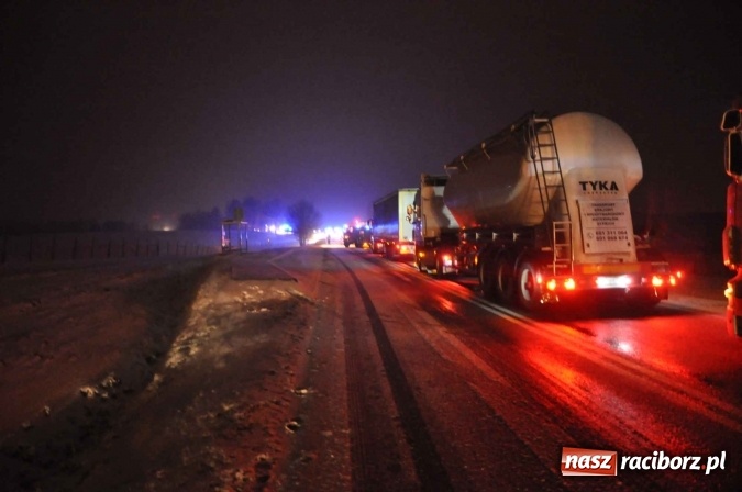 Zdjęcie w galerii na portalu naszraciborz.pl: Zderzenie dwóch ciężarówek na DK 45. Autobus nad skarpą FOTO I WIDEO wiadomości z regionu