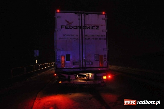 Zdjęcie w galerii na portalu naszraciborz.pl: Zderzenie dwóch ciężarówek na DK 45. Autobus nad skarpą FOTO I WIDEO wiadomości z regionu