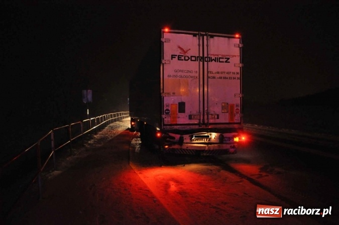 Zdjęcie w galerii na portalu naszraciborz.pl: Zderzenie dwóch ciężarówek na DK 45. Autobus nad skarpą FOTO I WIDEO wiadomości z regionu