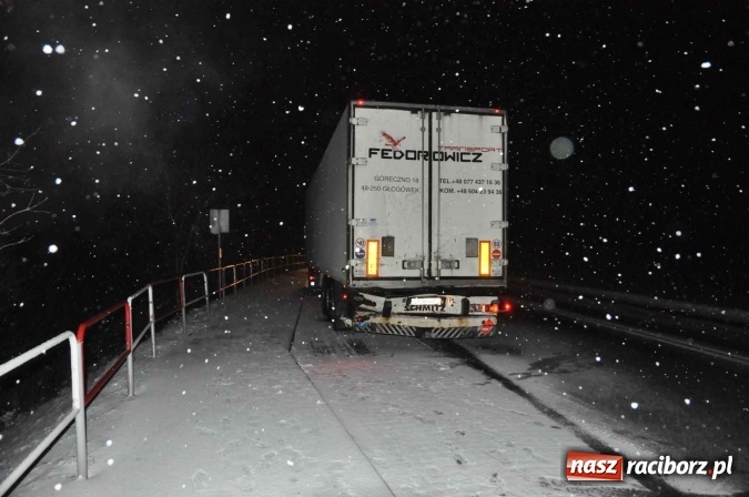 Zdjęcie w galerii na portalu naszraciborz.pl: Zderzenie dwóch ciężarówek na DK 45. Autobus nad skarpą FOTO I WIDEO wiadomości z regionu