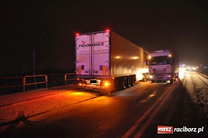 Zdjęcie w galerii na portalu naszraciborz.pl: Zderzenie dwóch ciężarówek na DK 45. Autobus nad skarpą FOTO I WIDEO wiadomości z regionu