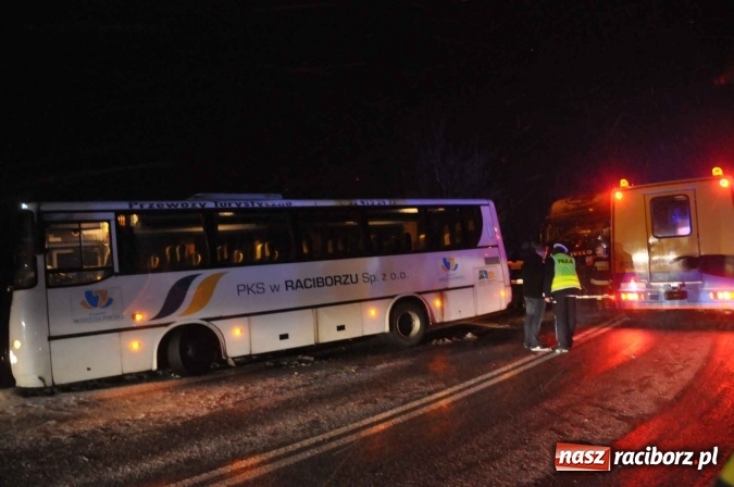 Zdjęcie w galerii na portalu naszraciborz.pl: Zderzenie dwóch ciężarówek na DK 45. Autobus nad skarpą FOTO I WIDEO wiadomości z regionu
