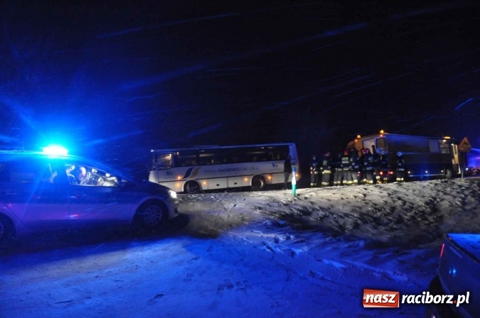 Zdjęcie w galerii na portalu naszraciborz.pl: Zderzenie dwóch ciężarówek na DK 45. Autobus nad skarpą FOTO I WIDEO wiadomości z regionu