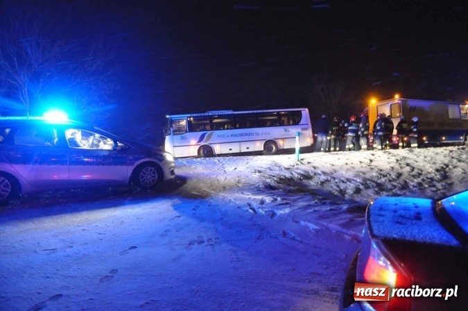 Zdjęcie w galerii na portalu naszraciborz.pl: Zderzenie dwóch ciężarówek na DK 45. Autobus nad skarpą FOTO I WIDEO wiadomości z regionu
