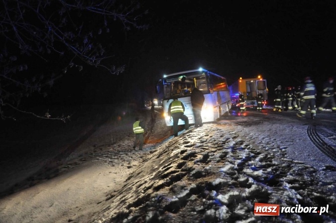 Zdjęcie w galerii na portalu naszraciborz.pl: Zderzenie dwóch ciężarówek na DK 45. Autobus nad skarpą FOTO I WIDEO wiadomości z regionu