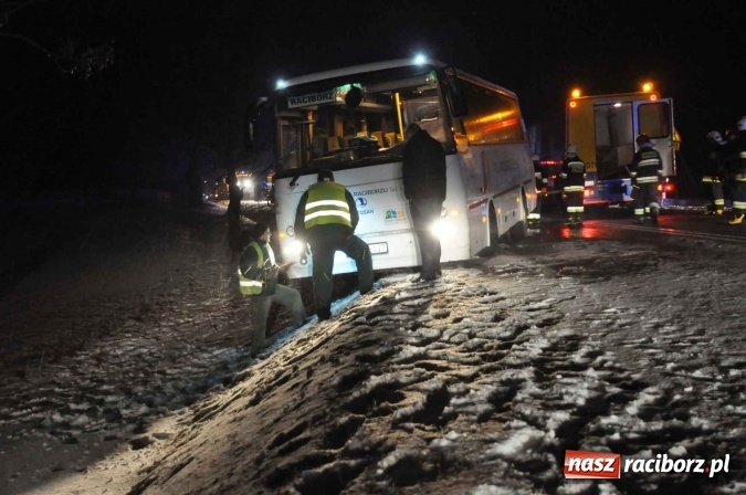Zdjęcie w galerii na portalu naszraciborz.pl: Zderzenie dwóch ciężarówek na DK 45. Autobus nad skarpą FOTO I WIDEO wiadomości z regionu