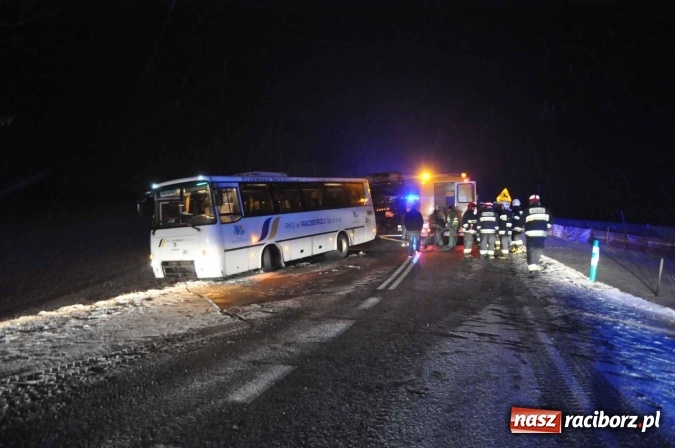 Zdjęcie w galerii na portalu naszraciborz.pl: Zderzenie dwóch ciężarówek na DK 45. Autobus nad skarpą FOTO I WIDEO wiadomości z regionu