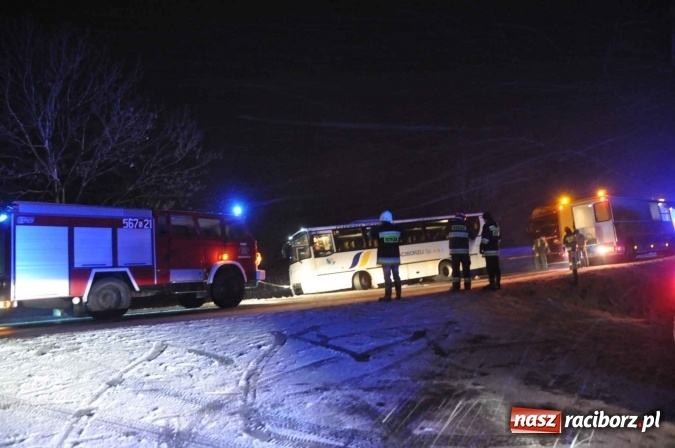 Zdjęcie w galerii na portalu naszraciborz.pl: Zderzenie dwóch ciężarówek na DK 45. Autobus nad skarpą FOTO I WIDEO wiadomości z regionu