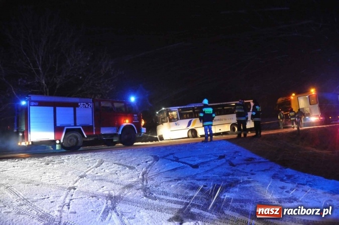 Zdjęcie w galerii na portalu naszraciborz.pl: Zderzenie dwóch ciężarówek na DK 45. Autobus nad skarpą FOTO I WIDEO wiadomości z regionu