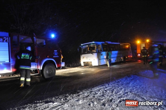 Zdjęcie w galerii na portalu naszraciborz.pl: Zderzenie dwóch ciężarówek na DK 45. Autobus nad skarpą FOTO I WIDEO wiadomości z regionu