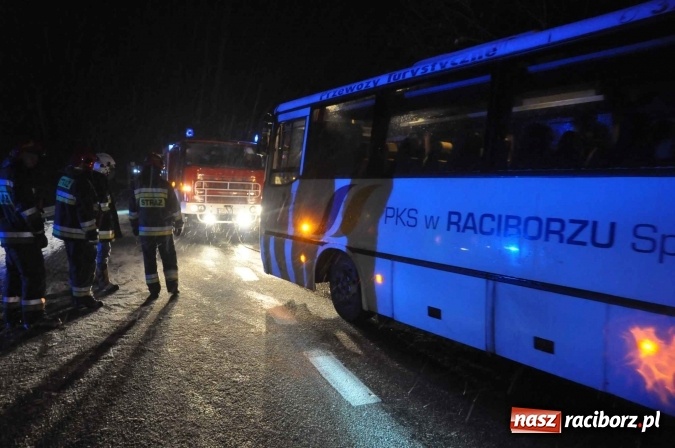 Zdjęcie w galerii na portalu naszraciborz.pl: Zderzenie dwóch ciężarówek na DK 45. Autobus nad skarpą FOTO I WIDEO wiadomości z regionu