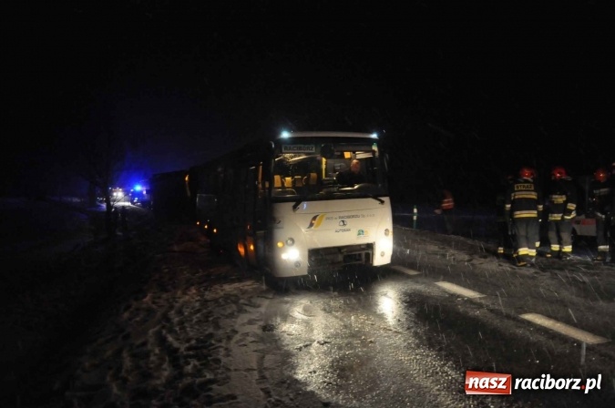Zdjęcie w galerii na portalu naszraciborz.pl: Zderzenie dwóch ciężarówek na DK 45. Autobus nad skarpą FOTO I WIDEO wiadomości z regionu
