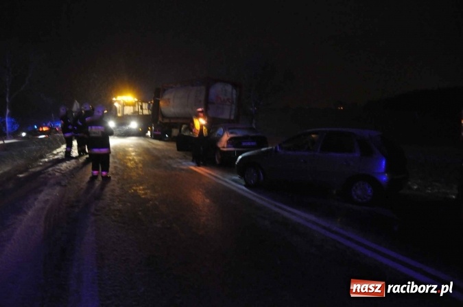 Zdjęcie w galerii na portalu naszraciborz.pl: Zderzenie dwóch ciężarówek na DK 45. Autobus nad skarpą FOTO I WIDEO wiadomości z regionu