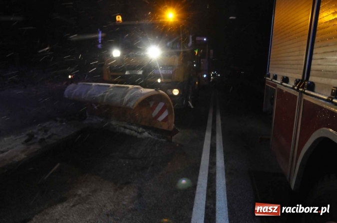 Zdjęcie w galerii na portalu naszraciborz.pl: Zderzenie dwóch ciężarówek na DK 45. Autobus nad skarpą FOTO I WIDEO wiadomości z regionu