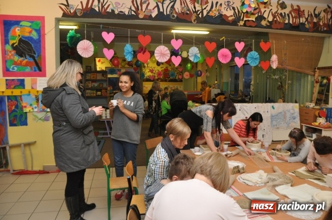 Zdjęcie w galerii na portalu naszraciborz.pl: Świąteczne warsztaty artystyczne w Szkole Podstawowej nr 18 wiadomości z regionu