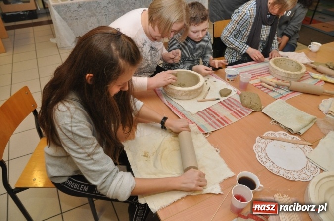 Zdjęcie w galerii na portalu naszraciborz.pl: Świąteczne warsztaty artystyczne w Szkole Podstawowej nr 18 wiadomości z regionu