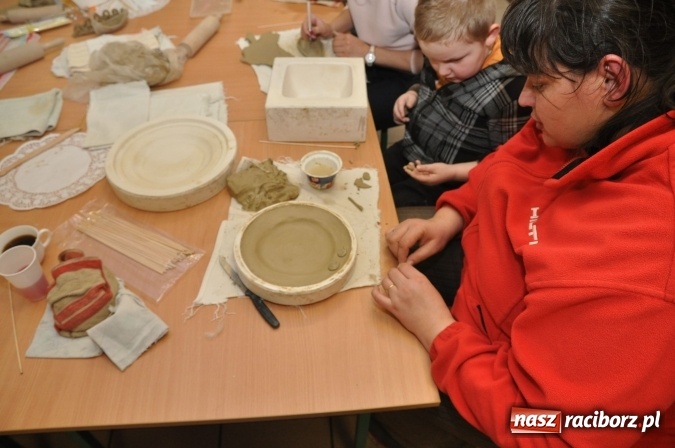 Zdjęcie w galerii na portalu naszraciborz.pl: Świąteczne warsztaty artystyczne w Szkole Podstawowej nr 18 wiadomości z regionu