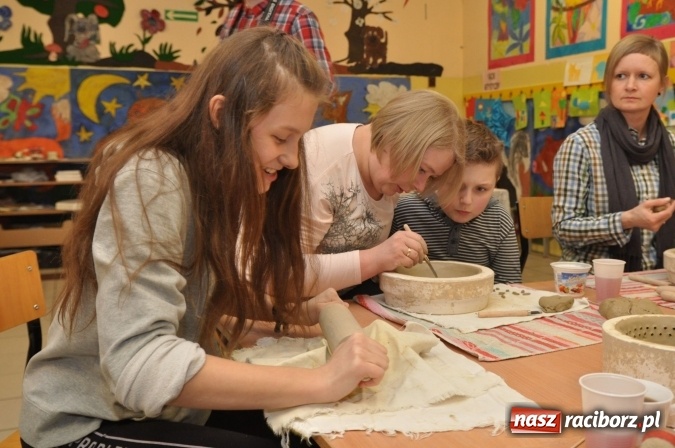 Zdjęcie w galerii na portalu naszraciborz.pl: Świąteczne warsztaty artystyczne w Szkole Podstawowej nr 18 wiadomości z regionu
