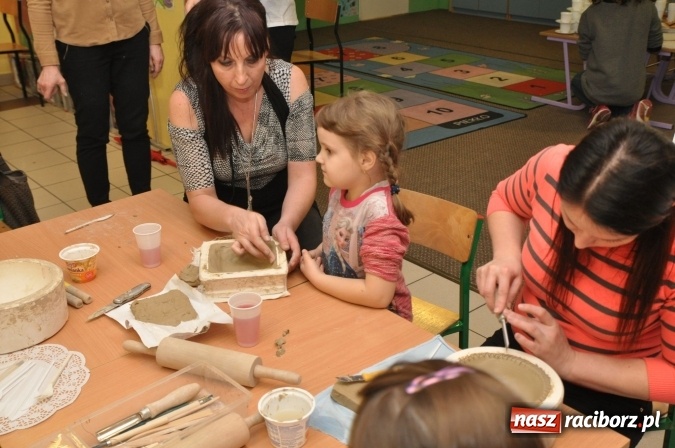 Zdjęcie w galerii na portalu naszraciborz.pl: Świąteczne warsztaty artystyczne w Szkole Podstawowej nr 18 wiadomości z regionu