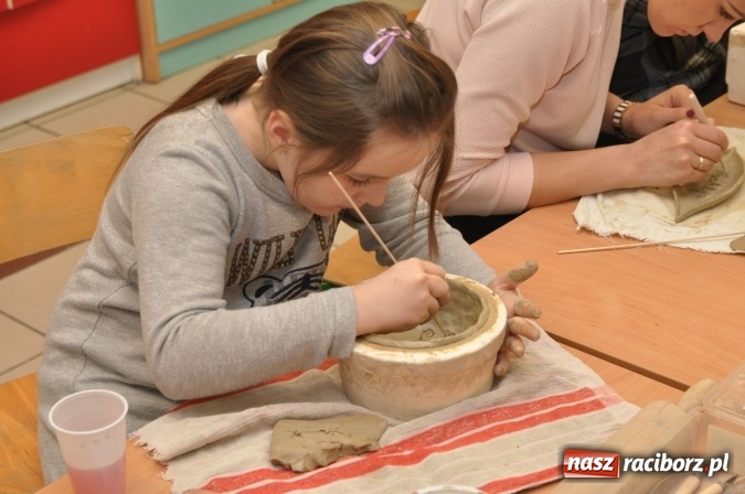 Zdjęcie w galerii na portalu naszraciborz.pl: Świąteczne warsztaty artystyczne w Szkole Podstawowej nr 18 wiadomości z regionu