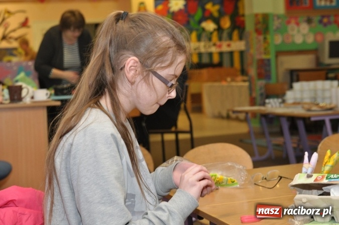 Zdjęcie w galerii na portalu naszraciborz.pl: Świąteczne warsztaty artystyczne w Szkole Podstawowej nr 18 wiadomości z regionu