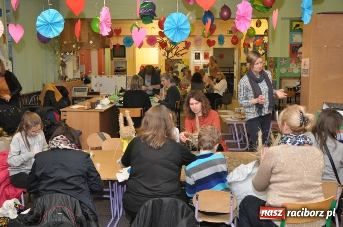 Zdjęcie w galerii na portalu naszraciborz.pl: Świąteczne warsztaty artystyczne w Szkole Podstawowej nr 18 wiadomości z regionu