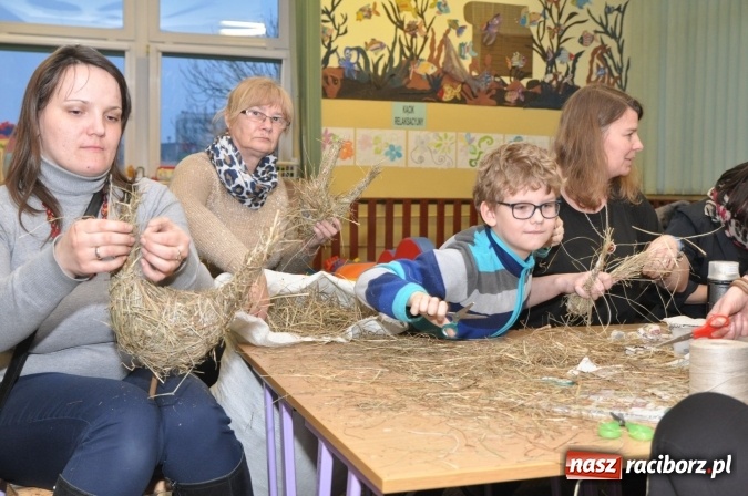 Zdjęcie w galerii na portalu naszraciborz.pl: Świąteczne warsztaty artystyczne w Szkole Podstawowej nr 18 wiadomości z regionu