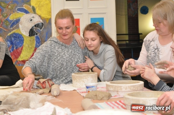 Zdjęcie w galerii na portalu naszraciborz.pl: Świąteczne warsztaty artystyczne w Szkole Podstawowej nr 18 wiadomości z regionu