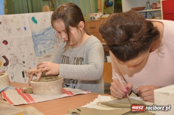 Zdjęcie w galerii na portalu naszraciborz.pl: Świąteczne warsztaty artystyczne w Szkole Podstawowej nr 18 wiadomości z regionu
