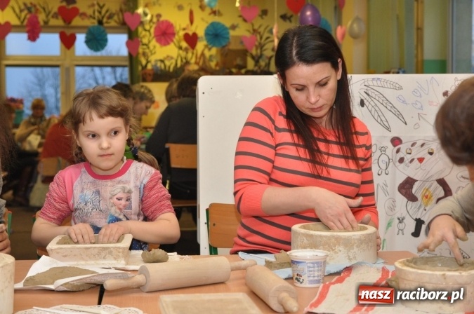 Zdjęcie w galerii na portalu naszraciborz.pl: Świąteczne warsztaty artystyczne w Szkole Podstawowej nr 18 wiadomości z regionu