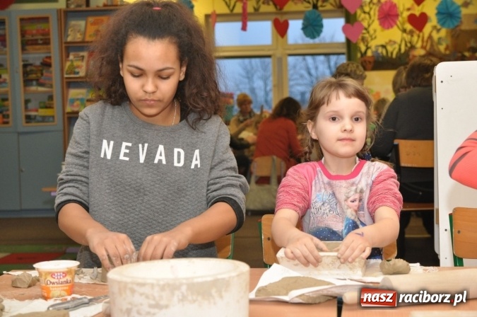 Zdjęcie w galerii na portalu naszraciborz.pl: Świąteczne warsztaty artystyczne w Szkole Podstawowej nr 18 wiadomości z regionu