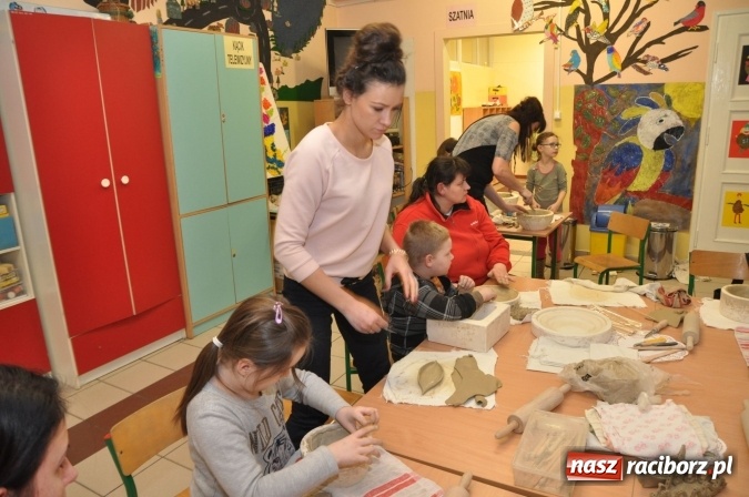 Zdjęcie w galerii na portalu naszraciborz.pl: Świąteczne warsztaty artystyczne w Szkole Podstawowej nr 18 wiadomości z regionu