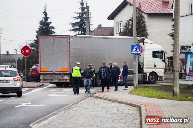 Zdjęcie w galerii na portalu naszraciborz.pl: Duży może więcej? Ciężarówka uszkodziła przy mleczarni skodę wiadomości z regionu